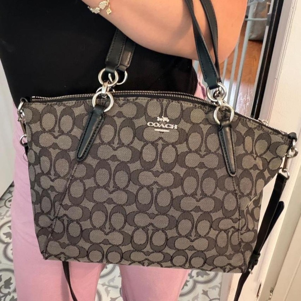Coach Outline Signature Small Kelsey Satchel *Broken Zipper*